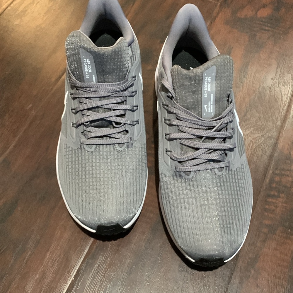Nike shoes - Picture 2 of 7